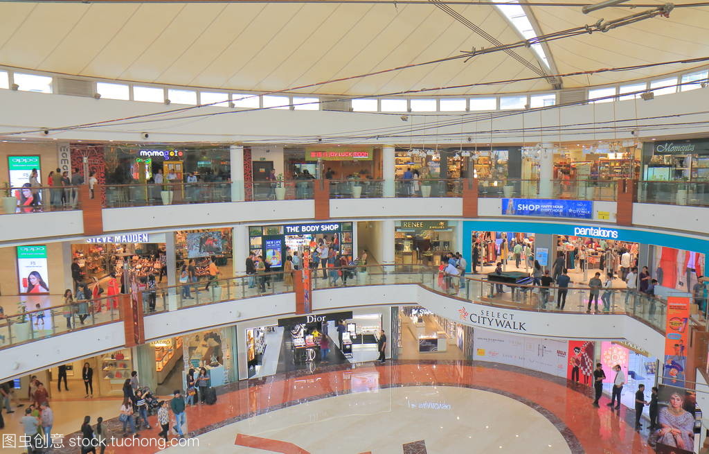 新德里印度-2017年10月29日: 不明身份的人訪問新德里的荃新天地購物中心